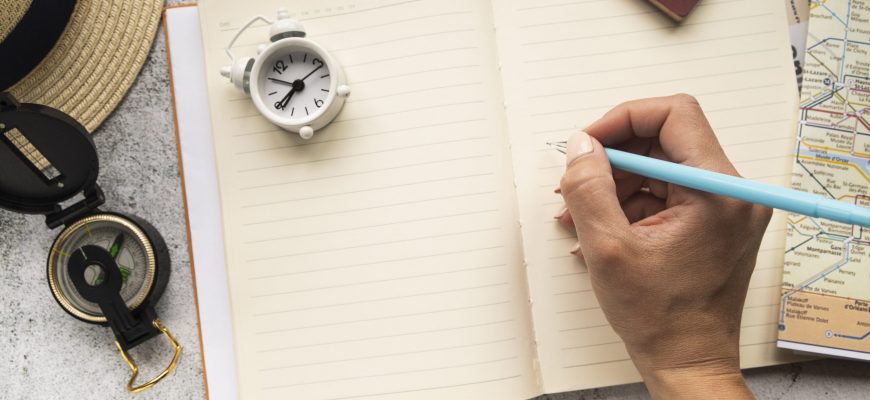 tourist-writing-blank-agenda